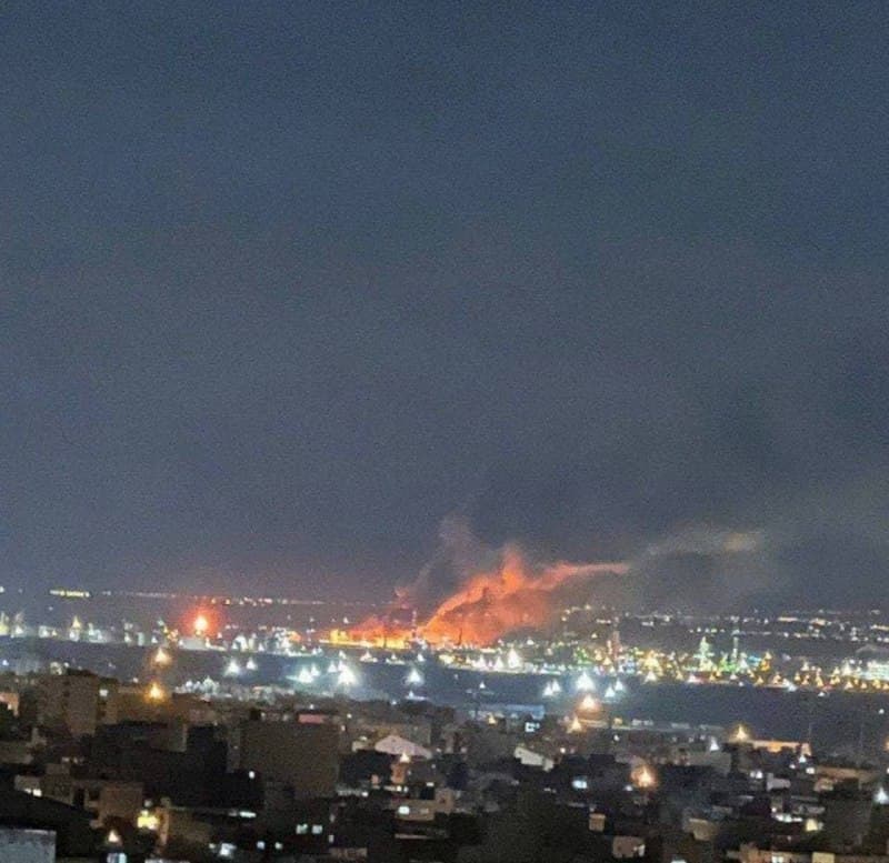 مدیرکل مدیریت بحران آذربایجان شرقی، بامداد دوشنبه، ۱۰ فروردینماه، اعلام کرد: «ساعاتی پیش یکی از واحدهای پتروشیمی تبریز مورد حمله قرار گرفت که آتشسوزی ناشی از آن با موفقیت مهار شد».
@VahidOOnLine
عکس بالا هم یکی از تصاویری بود که در کانالهای کماعتبار حکومتی با شرحی درباره همین واقعه منتشر شده بود.

به تبریز دو بار حمله شده. دو موج پیامهایی که من دریافت کرده بودم:

23.18 دقیقه جنگنده ها با ارتفاع پایین تو تبریز پرواز میکنن صدای پدافند هم میاد
23.30 چندين انفجار مهیب در تبریز


۲۳:۲۰ تبریز صدای هواپیما و انفجار (ما شمال غرب تبریزیم)
تبریز ۲۳:۳۰  حدود ۶ تا بمب  شمال غرب (سمت فرودگاه)
تبریز ۲۳:۴۸  حدود ۱۰ تا بمب خفیف زد شمال غرب (سمت فرودگاه)


وحید تبریز رو چند بار زد تو چند دقیقه اخیر
ساعت ۲۳:۳۴

سلام وحید تبریز سمت ابوریحان ساعت 11:32 چند تا جنگنده رد شد بعدش 7-8 تا صدای انفجار مهیب اومد
11:48 همچنان جنگنده داره رد میشه

تبریزو وحشتناک زدن از همه طرف صدا میومد
خیلی شدید بود
۹ فروردین حدودای ساعت ۲۳:۳۰ الی ۰۰:۰۰


موج بعدی پیامها:
ساعت ۱۲:۲۸ تبریز
دوباره سمت غرب تبریز شدید زد
با اینکه فاصله داریم خونه لرزید


ی انفجار شدید توی شرق تبریز اتفاق افتاد ساعت دوازده و نیم همه درو پنجره هامون باز شد


12:28 انفجار شدید داخل تبریز
منابع محلی که برا تبریز تایید کردن پتروشیمی تبریز مورد هدف قرار گرفته


چند ثانیه وصل شدم و احتمالا الان قطع بشه تبریز وضعیت وحشتناکه پشت سر هم صدای انفجار میاد و همه جا بوی باروت میاد

📡 @VahidOnline