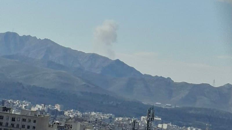 🔻عکس از سمت پارچین
من ۹:۱۱ رفته بودم بعدش این پیامها از تهران اومده بود:

صدای چندین انفجار شدید هم الان اومد ساعت ۹:۱۳ پدافند هم یک دقیقه است شروع کرده

صدای انفجار شدید ساعت ۹:۱۴ نیروهوایی تهران

دوشنبه ۱۰ فروردین ساعت ۹:۱۵ 
پارچین رو زد، صدای یک انفجار و دود

صدای انفجار، شرق تهران. ساعت ۹:۱۴


🔻 دو ساعت پیش هم این پیامها از بابلسر:
دوشنبه دهم فروردین
ساعت ۱۴.۰۰ صدای انفجار از دور اما شدید (بابلسر رو زدن، اما عجیبه فقط یه دونه انفجار بود شاید ترور هدفمند بوده)

وحید بابلسر امروز 10 فروردین ساعت 14:00 یک دونه گنده زدن. دود بلند شده، سمت شهرک صنعتی هست

انفجار شدید بابلسر

بابلسر دو انفجار محکم ۹۹ درصد سمت نیروهوایی

ساعت ۲:۰۵ صدای انفجار اما دور بابلسر

حدود ساعت ۲ صدای جنگنده و بعدش انفجار نسبتا شدید در غرب بابلسر
حدس میزنم پدافند باقر تنگه رو دوباره زدن


صدای انفجار و اژیر خطر و پرواز نزدیک جنگنده از ساعت ۱۵ تا الان
سوهانک و محلاتی و ارتش 
۱۰ فروردین

🔻ساعت ۱۴:
ملارد ساعت ۲:۰۰ صدای انفجار اومد


ملارد ۲۱:۱ بیدگنروو انگار داره میزنه صدای دوتا انفجار خونه لرزید
الانم ۲۱:۴ صدای ۳ تا انفجار از دور

[تک پیامهایی هم داشتم از شهرهای دیگر ولی چون کم بودند نقل نکردم.]
📡 @VahidOnline