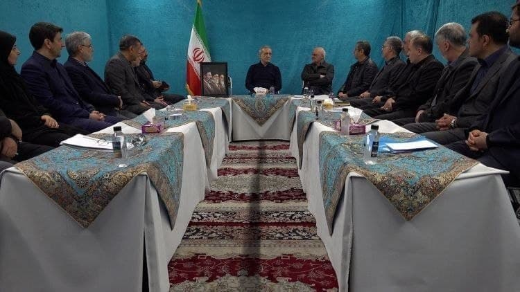 جلسهی هییت دولت در استخر شیرودی
Sepehrda
فکر کنم پزشکیان رو با فرغون آوردند! ردش روی فرش مونده.
Aliferous1df 
رسانههای جمهوری اسلامی عصر دوشنبه ۱۰ فروردین با انتشار این عکس از تشکیل جلسه هیات دولت خبر دادند.
براساس این تصویر، به نظر میرسد اتاق برگزاری این جلسه همان اتاقی است که مسعود پزشکیان در کنج آن پیام نوروزی خود را ضبط کرده بود.
@VahidHeadline
وضعیت ناهموار چیزی که به عنوان میز استفاده کردند هم مورد توجه قرار گرفته و توییتهایی با جعبه نوشابه یا کارتن موز مینویسند.

📡 @VahidOnline