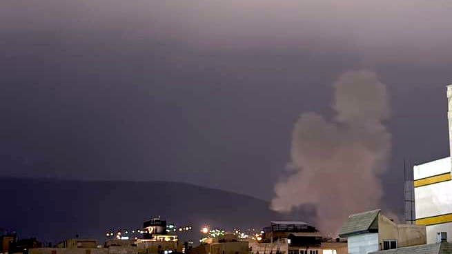 عکس از سمت شرق از دید میدان ملت

ادامه پیامهای دریافتی تایید نشده:
سمت مرکز صدای انفجار شدید ساعت ۹:۲۵، ۱۰ فروردین

ساعت ۲۱:۲۵ سه تا انفجار خیلی وحشتناک حکیمیه  شرق تهران

وحید جان ۲۱:۲۵ دو تا انفجار شدید نزدیک مطهری

ساعت ۲۱:۲۷ تهران منطقه ۱۶ صدای انفجار شدید

دوشنبه ۱۰ فروردین ۲۱:۲۷ تا ۲۱:۲۹ غرب تهران  حداقل ۱۰ انفجار سنگین

غرب تهران کاشانی_ فردوس 21:26 انفجار شدید
21:28 پنج تا انفجار بزرگ دیگه پشت سر هم
21:29 تا الان ۷ تا انفجار در همین نزدیکی


پیشبینی ۲۱:۲۵ درست بود طبق پیامهای قبلی دوستان از کردستان و مازندران که گفتن هواپیما اومده 
تهران دقیقا ۲۱:۲۵ بمب بزرگ منفجر شد در نزدیکی هفتتیر... مجدد الان ۲۱:۲۷


 ساعت ۲۱:۲۵ صدای چند انفجار سمت منیریه . صدا از جهت شمال اومد
تهران ساعت ۲۱:۲۷ انفجار از جهت جنوب منیریه - این بهمون نزدیک تر از پیام قبلی بود. شیشه ها لرزید و صدا مهیب تر بود


ساعت ۲۱:۲۶ دو انفجار بسیار بلند منطقه شهرک غرب

۲۱:۲۷ صدا و لرزش سمت ۱۳ آبان

وحید ساعت ۲۱:۲۷ جنتاباد مرکزی تهران
صدای انفجار نسبتا شدید، دزدگیر ماشینا روشن شد، ولی فک میکنم جنتابادو نزدن و محلههای اطراف بود، صدای انفجار دوم و سوم و چهارم ولی دورتر یا ضعیفتر، تا ده صدای انفجار رو شمردم

سلام ، ۳ تا انفجار شدید وردآورد داشتیم بقیه دوره


صدای شدید انفجار ساعت ۹:۲۸ دقیقه طرشت و همزمان صدای الله اکبر عرزشیها

کرج سه چهارتا زد دور بود ولی

۲۱:۲۸ موج دوم انفجار صدا شدید و پشت هم تهران -شاهین شمالی این ۶ امین انفجار بود

21:28 شهرقدس
صدای انفجار کم ولی لرزش شدید

وحید جان ساعت ۲۱:۲۶ دهم فروردین 
بلوار فرحزادی نزدیک خیابان ایثارگران #تهران زدن شیشه ها لرررزید دودش مشخصه ولی نمی دونم دقیقا کجاست

۲۱:۲۸ تا ۲۱:۲۹
۷ انفجار دیگه مرکز تهران صداش نزدیکه به بهارشیراز
۲۱:۳۰دو انفجار دیگه همین حوالی

سلام وحیدجان شهرقدس ۱۰ فروردین
ساعت ۲۱:۲۴ دوتا انفجار پشتهم 
ساعت ۲۱:۲۶ تکانفجار شدید
ساعت ۲۱:۲۸ بازم زد شدید
شیشهها لرزید
زد و رفت تازه چند دقیقه بعدش صدای تیر و ترقه (مثلا) پدافندشون بلند شد

دود از سمت شهرک صنعتی کمالشهر کرجه

ساعت ۲۱:۲۸ دقیقه ۱۰ تا پشت هم انفجار رخ داد 
محدوده یادگار دستغیب

کردان ۵ تا زدن آسمون روشن شد همه جا لرزید

تهران فاطمی صدای انفجارهای خیلی خیلی بزرگ میاد از راه دور و سمت شمال ساعت ۲۱:۲۹

ساعت ٢١:٢٩ صدای بیشتر از ١٠ انفجار شدید غرب تهران

غرب تهران صادقیه ۲-۳ تا انفجار
با اینکه دور بود لرزش زیادی ایجاد کرد
۴ تا دیگه خیلی نزدیک تر از قبلیا
دیگه تعدادش مهم نیست
غرب و سوراخ کرد وحید جان
شما بگو بیستا

ساعت ۹:۲۸ پنج تا بد زد اکباتانیم

سلام وحیدجان ۹:۲۹ شب
محدوده مرزداران، حداقل ده صدای انفجار واقعا بلند

۲۱:۲۸ فردیس یدونه زدن،لرزید کل فردیس
پشتش ۹ بار انفجار از دور بود

 تا ٩:٢٩ ١٠ انفجار شديد محدود مهراباد شيشه و در ما لرزيد
به مهرآباد نزديك بود كه شيشه و در ما لرزيد
عين ١٠ تا شيشه ها و در لرزيد

وحید جان غرب تهران  سمت یادگار امام - دامپزشکی
صدای ۷-۸ انفجار ساعت ۲۱:۲۵ تا ۲۱:۳۰ 
فکر میکنم مهرآباد رو دارند میزنن

نزدیک اکباتان انفجارهای شدید و تعداد زیاد احتمالا سمت صنایع هوایی


سلام وحید اطراف شاه عبدالعظیم  رو داره بد میزنه ساعت ۹:۲۵دقیقه دوشنبه

شهریار - وحید جان شهریار رو همین الان زد - ساعت ۹:۳۰

بهار شمالی خاقانی حداقل پنجتا صدای انفجار از دور اومد. اولیش خیلی بلند بود و در عمق. حدود ساعت ۲۱.۳۰

کمالشهر کرج ساعت ۹:۲۳ دقیقه برقمون قطع و وصل شد و بعد صدای چهارتا انفجار شدید اومد

ما سمت خیابون رودکی شمالی میشینیم.
صدای ۷-۸ انفجار با صدای خیلی زیاد و نزدیک اومد، یکی از انفجارها باعث شد پنجرهها بلرزه. 
ساعت:۹:۲۹

ساعت ۲۱:۴۸ صدای برگشتی جتهای اسرائیلی به سمت اسرائیل در آسمان کردستان
📡 @VahidOnline