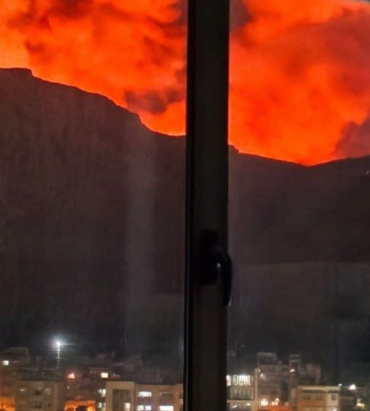 منظره پشت پنجره

@mamlekate