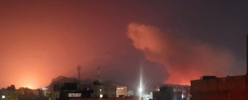 📝 صبح سه شنبه ساعت ٢:٠٠ اصفهان سمت سه راه سیمین، توپخانه ارتش

📝سلام مملکته
من امشب بمبارون اصفهان رو از پشت بوم  کامل دیدم 
از رو گوگل مپ و نشان جاهایی که زدن رو چک کردم
اینا بود:
۱)اول اتوبان ذوب اهن
نزدیک ۶۰ تا سوله است و کلی ماشین زرهی پارک شده 
از رو نقشه هوایی مشخصه
۲)هوانیروز رو باز زدن
۳) پایگاه وطن پور رو زدن
۴) بین اتوبان  کشوری و پایگاه وطن پور ی زمین خالی بزرگه
اونجا شهر موشکی بوده
از رو نقشه تمام ورودی های شهر موشکی مشخصه


@mamlekate 🐣 مملکته