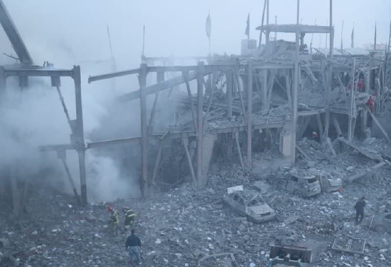 📝زنجان، دوشنبه ۱۱ فروردین، ساعت ۵ صبح
یکی از ساختمانهای اداری حسینیه زنجان رو زدن. ۳ کشته و ۱۲ مصدوم داشته.

📞حسینیه زنجان و مداحهاش رابطه خیلی نزدیکی با بیت و حکومت دارن. بارها ولیالله کلامی (مداح اصلی حسینیه) رفته بوده پیش خامنهای و حتی خامنهای براش یه شعر گفته که «کلامی کلام از دل برآید».
مهدی رسولی مداح هم محصول آکادمی همین حسینیهست.
چند روز پیش هم دیدم که دوتا داف که هیچ تناسبی به حکومن ندارن ولی پرچم جمهوری اسلامی روی ماشینشون بود، پیچیدن سمت حسینیه که احتمالا مزد اون شب دور دورشون رو بگیرن.
من نمیدونم تو ساختمان اداری چی بوده؛ اما اینکه حسینیه زنجان با سیستمای امنیتی رابطه خیلی نزدیک داره رو همه میدونن.

@mamlekate