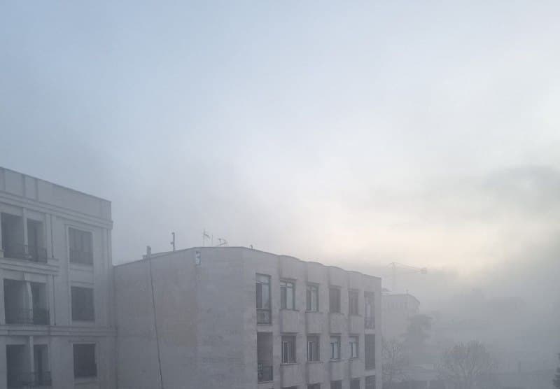 عکس دریافتی: پاسداران، 'اختیاریه (نیرو دریایی) ۴ تا بمب وحشتناک از همیشه بدتر بود، هوا صاف صاف بود، الان چشم چشم رو نمیبینه، رفتم تو پشت بام تو ۱۰ ثانیه کل بدنم سفید شد. بوی بد میاد.
Vahid
پیام دیگری هم داشتم که:
بوی بد و کوچه پر از دود بدبو شده فرمانیه / ارتمیس
📡 @VahidOnline