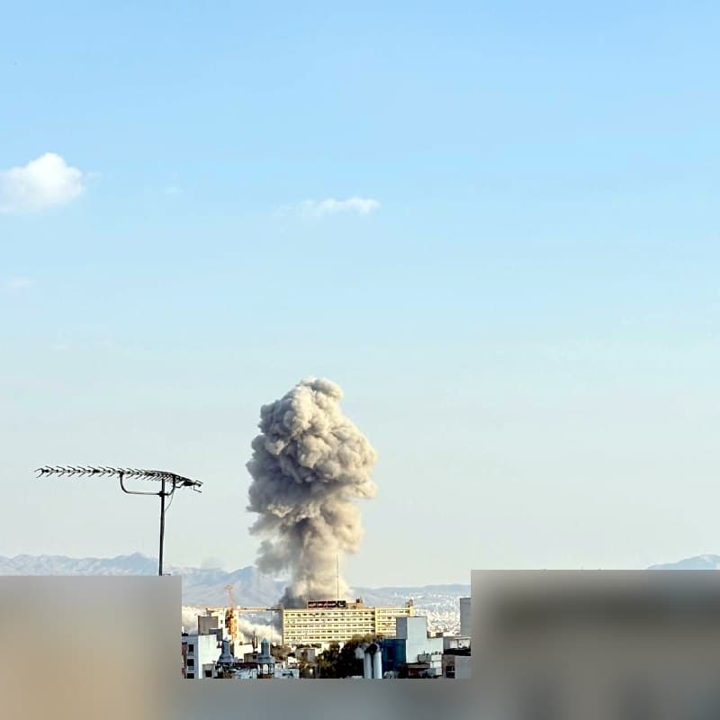 تصاویر دریافتی از 'دود انفجارهای حمله ساعت ۱۷:۰۳ حوالی سید خندان #تهران'
چهارشنبه ۱۲ فروردین
Vahid

📡 @VahidOnline