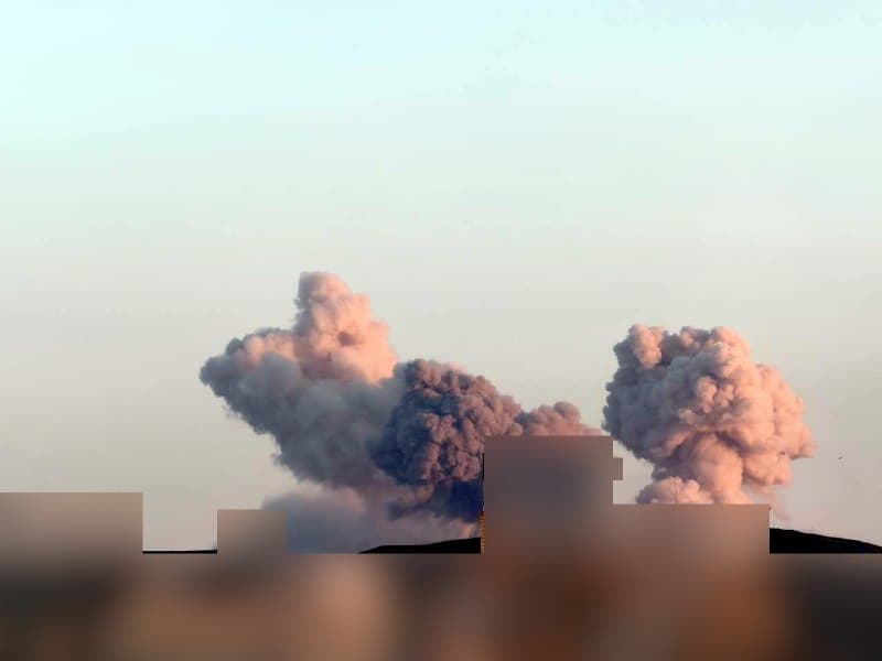 تصاویر دریافتی از سمت 'بهارستان #اصفهان'
به همراه پیامهایی مثل:
-از ساعت ۱۸:۱۵  بیش از ۱۵ صدای انفجار مردم ترسیدند و از خانه ها اومدند توی کوچه و خیابان 
شدت انفجارها بسیار زیاد بود؛ اصابت توی کوهها و آذوقه مهمات بود فکر کنم.
همیشه این نقاط رو میزد ولی این بار خیلی سنگین تر و 
Vahid

📡 @VahidOnline