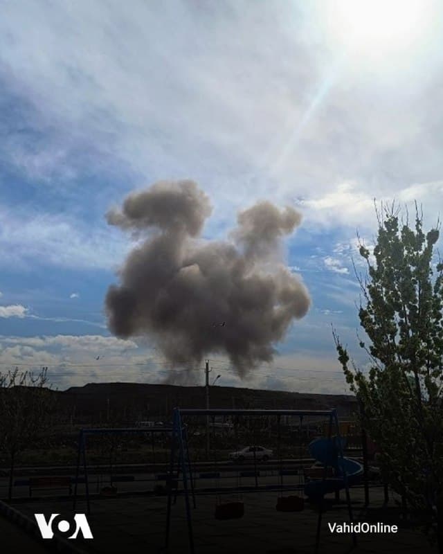 📷تصاویری از حملات هوایی به مناطق مختلف ایران - ۱۲ فروردین ۱۴۰۵؛

نیروی هوایی ارتش اسرائیل چهارشنبه ۱۲ فروردین از آغاز موجی از حملات گسترده در تهران خبر داد. به گفته ارتش اسرائیل، در این حملات «دهها زیرساخت رژیم تروریستی ایران در قلب تهران» هدف قرار گرفته است.
🇺🇸  FarsiVOA

🤖 @VahidHeadline