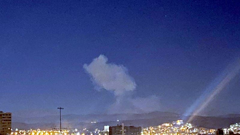 #شیراز
پیامهای دریافتی تایید نشده:
ساعت ۲۳:۵۵ انفجار مهیب در شیراز

23:55 شیراز، سه تا انفجار، احتمالا یکی حوالی صنایع

شیراز ساعت ۱۱:۵۶ دقیقه ۲ بار صا ایران رو زد ولی نکته جالب این هست که اصلا صدای جنگنده نمیومد فقط صدای انفجار بود. البته مطمئن نیستم صا ایران باشه ولی صدا از نزدیک بود

وحید شیراز باز الان ساعت ۲۳:۵۷ صنایع رو زدن با موشک سومین حمله است!

۲۳:۵۶ شیراز ۱۲ فروردین 
باز ۲ بار صنایع الکترونیک رو زد


دوتا صدای انفجار شیراز اومد، ولی جهتش مشخص نبود
قبلا صدای جنگنده میومد، الان صدای جنگنده نمیاد

📡 @VahidOnline