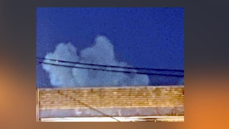 آپدیت عکس دریافتی با شرح: سپاه ماهشهر واقع در فاز ۲ رو زده قبلا ۱۲ بار زده بودنش
الان چنان شدید بود که همه چی لرزید

سایر پیامهای دریافتی تایید نشده:

همین الان ساعت ۲۳:۵۸ صدای ۴ انفجار شدید در بندر ماهشهر

ساعت ۰۰:۰۰
بندرماهشهر دوتا انفجار شدید. توی ناحیه صنعتی (منطقه مسکونی منظورمه، اسمش اینه) خونه ها و شیشه هامون شدید لرزید

بندر ماهشهر چندین صدای انفجار نزدیک بندر مجیدیه و یک صدای انفجار داخل منازل مسکونی وسط شهر (هدفمند) 
ساعت 00:57 صبح

تو ناحیه صنعتی صدا و لرزشش شدید بود ولی تو مرکز شهر ماهشهر بوده ظاهرا (ناحیه صنعتی البته اسم منطقه ۲ ماهشهر هست و مسکونیه)
📡 @VahidOnline