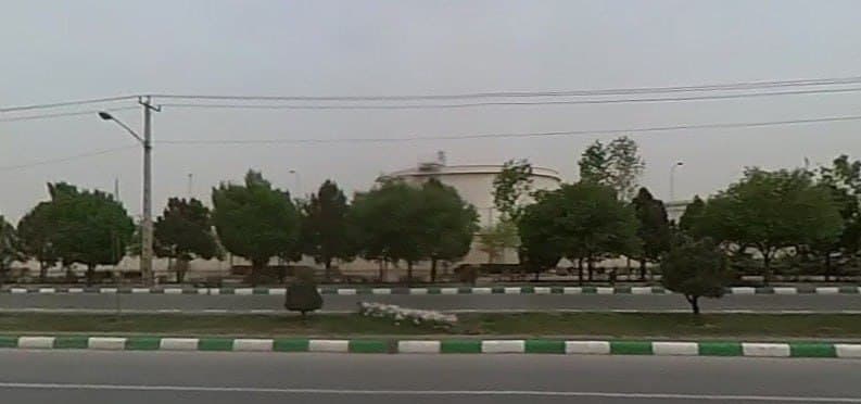 مملکته بگو کسی نره تو صف بنزین :)) اون انبارایی که گفتم که بغل خیابونه ایناست. اینارو نزده

@mamlekate