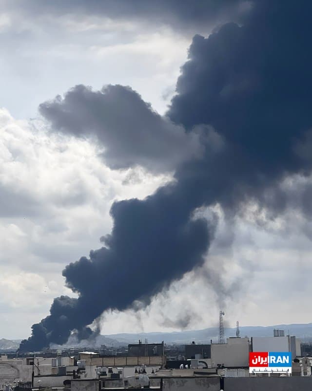 تصویر رسیده به ایراناینترنشنال در پنجشنبه ۱۳ فروردین، ستون بلند دود سیاه را از انفجار در مشهد نشان میدهد.
🏁 🇬🇧 IranintlTV

🤖 @VahidOOnLine