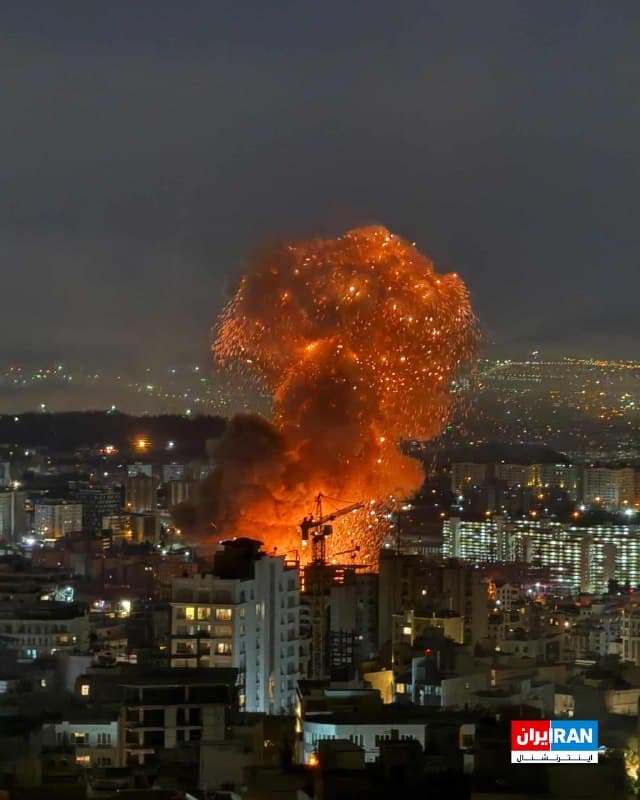تصویر رسیده به ایراناینترنشنال، لحظه انفجار مهیبی را در شامگاه ۲۶ اسفند ۱۴۰۴ تهران نشان میدهد که از منطقه نیاوران ثبت شده است.
🏁 🇬🇧 IranintlTV

🤖 @VahidOOnLine