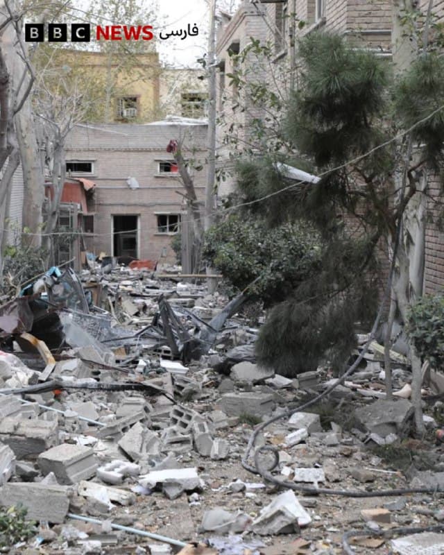 🔻حسین کرمانپور، سخنگوی وزارت بهداشت ایران با انتشار پستی در شبکه اجتماعی ایکس گفته است که بخشهایی از انستیتو پاستور در حملات اسرائیل و آمریکا دچار آسیب جدی شده است.

او دراین پست با اشاره به این که این انستیتو در سال ۱۲۹۹ تاسیس شده گفته است که انستیتو پاستور بیش از یک قرن در خط مقدم مبارزه با بیماریهای عفونی مانند وبا، هاری، سل، هپاتیت، تبهای خونریزیدهنده و کووید-۱۹ بوده است.

آقای کرمانپورافزوده: «آسیب به زیرساختهای علمی و بهداشتی، تنها یک خسارت ملی نیست؛ تهدیدی برای امنیت سلامت جهانی است.»

او از سازمان بهداشت جهانی و صلیب سرخ جهانی خواسته است که «این حمله را محکوم کنند، خسارات را ارزیابی کنند و از بازسازی حمایت کنند.»

اسرائیل و آمریکا از زمان شروع حملات به ایران در بیش از یک ماه گذشته شماری از بیمارستانها، مراکز درمانی و اورژانسی را هدف حملات قرار دادهاند.

📸XKermanpour
bbc.in
🇬🇧 BBCPersian

🤖 @VahidHeadline