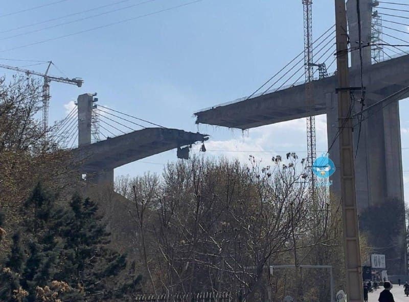 رسانههای ایران عکسی از یک پل تخریب شده بر اثر حملات آمریکا و اسرائیل را منتشر کردهاند.

روزنامه ایران نوشته در «چند نقطه در حوالی عظیمیه کرج را هدف حملات خود قرار داد.»

خبرگزاری فارس هم گفته «در یکی از این حملات پل بی۱ که یکی از بلندترین پلهای کشور بود هدف گرفته شده است.»

پل بی۱ در منطقه بیلقان برروی ابتدای جاده چالوس (بلوار جانبازان) و رودخانه کرج واقع شده است.
@VahidHeadline
[من هنوز پیامهای دریافتی خودم رو چک نکردم.]
📡 @VahidOnline