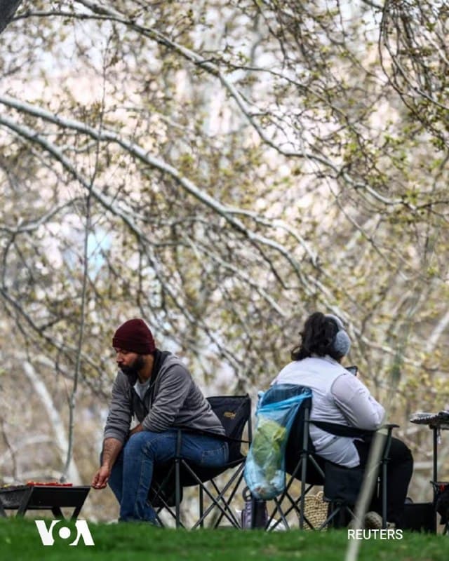 امسال حالوهوای سیزدهبهدر متفاوت است. همزمانی این روز با تشدید درگیریها و بمباران هوایی عملیات نظامی آمریکا و اسرائیل علیه جمهوری اسلامی، سایهای سنگین بر فضای عمومی کشور انداخته. صدای انفجار و نگرانی از ناامنی، بسیاری از خانوادهها را از رفتن به طبیعت بازداشته و حالوهوای شاد این آیین کهن را کمرنگ کرده.

بنا بە گزارشهای رسیدە در برخی شهرها حضور مردم در فضاهای باز محدود و محتاطانه بوده و بسیاری ترجیح دادهاند این روز را در خانه بگذرانند. نگرانی از رویدادهای احتمالی و شرایط نامطمئن، تا حدی جای خندههای جمعی و بازیهای دستهجمعی را گرفته است. سیزدهبهدر امسال بیش از آنکه یادآور شور و نشاط باشد، بازتابی از اضطراب و انتظار است.

با این حال، بسیاری از ایرانیان همچنان تلاش کردهاند در حد امکان این رسم قدیمی را زنده نگه دارند؛ حتی اگر در حیاط خانه یا در جمعی کوچک و خانوادگی. سیزدهبهدر، با همه فراز و فرودهای تاریخی، همواره نشانهای از تداوم فرهنگ و امید مردم ایران بوده است؛ امیدی که در سختترین روزها نیز خاموش نمیشود.
🇺🇸  FarsiVOA

🤖 @VahidHeadline