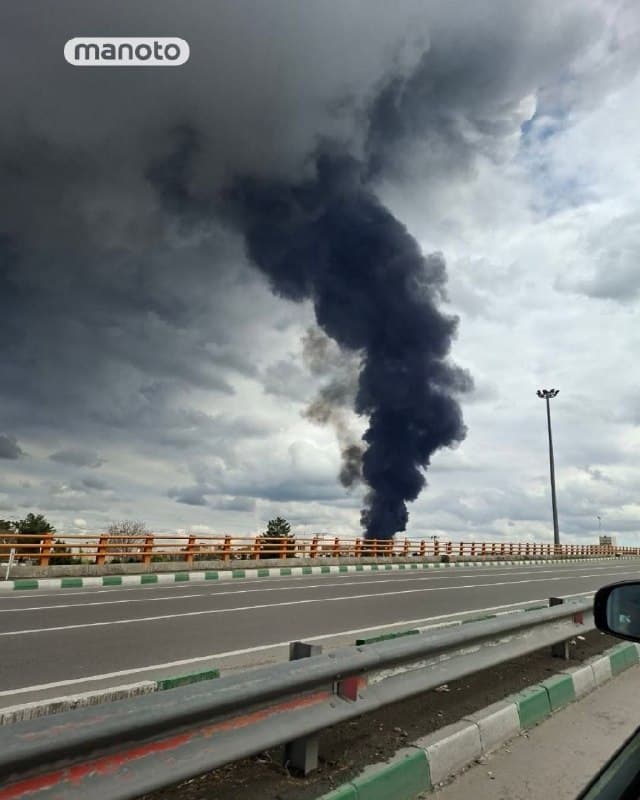 پیام ارسال کننده:«تصاویر ساعت ۲ بعدازظهر گرفته شده. حمله و اولین انفجارها، حدود ساعت ۴-۵ صبح اتفاق افتاد که صدای هواپیماها رو هم شنیدیم. سوختن تانکر ها همراه با آتشسوزی شدید و انفجار هست.دو محل در حال سوختن هستن (۲ خط دود وجود داده)»
🏁 🇬🇧 ManotoTV

🤖 @VahidOOnLine