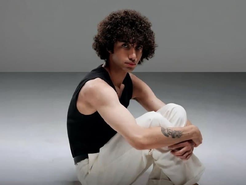 جمهوری اسلامی امیرحسین حاتمی، از معترضان انقلاب ملی، را اعدام کرد

خبرگزاری میزان، وابسته به قوه قضاییه جمهوری اسلامی، گزارش داد حکم اعدام امیرحسین حاتمی، از معترضان بازداشتشده در جریان انقلاب ملی ایرانیان، بامداد پنجشنبه ۱۳ فروردین به اجرا درآمده است.


سایر زندانیانی که برای اجرای حکم اعدام از بند عمومی زندان خارج شده اند، محمدامین بیگلری، شاهین واحدپرست کلور، ابوالفضل صالحی سیاوشانی و علی فهیم هستند.

پرونده این افراد در شعبه ۱۵ دادگاه انقلاب تهران به ریاست قاضی ابوالقاسم صلواتی رسیدگی و حکم اعدام آنها ۱۸ بهمن ماه صادر شد.
﻿

اعدام بجرم بیکسکاری و برای ترسافکنی، برای گیر افتادن تو آتیش بسیج کاوه شرق! 


⛔️ بچههای در خطر اعدام دیگه:

محمد جمشیدی قهفرخی؛ 
بازداشت در بهارستان اصفهان، متهم به محاربه
تارا داوودی و کیمیا داوودی؛ 
بازداشت در دیماه، محکوم به اعدام
ابوالفضل صالحی سیاوشانی؛ 
بازداشت از دی، در خطر اعدام
مهرداد محمدینیا، ۲۷ ساله؛ 
کارگر، اعتراف اجباری، در خطر جدی
مستوره نریمانی؛ 
معلم، محکوم به اعدام با اتهامات ساختگی
مستانه مرادخانی؛ 
بازداشت در قزوین، وضعیت نامشخص
علیاکبر حیدری، ۳۹ ساله؛ 
پدر یک کودک، در خطر اعدام
مسعود عبدی، ۳۷ ساله؛ 
پدر دو فرزند، بازداشت در گلستان، بیخبری کامل

@mamlekate