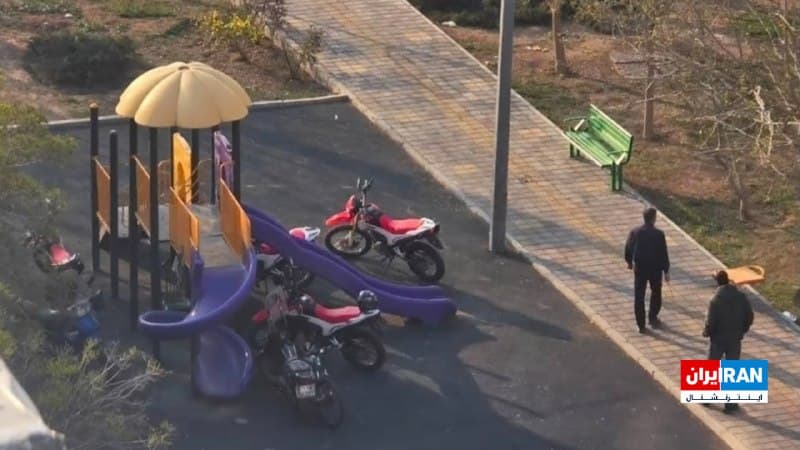 تصویر منتشرشده در رسانههای اجتماعی نشان میدهد ماموران امنیتی حکومت موتورهای خود را بین وسایل بازی کودکان در یک پارک پنهان کردهاند. محل و زمان دقیق این پارک مشخص نشده است.
🏁 🇬🇧 IranintlTV

🤖 @VahidOOnLine