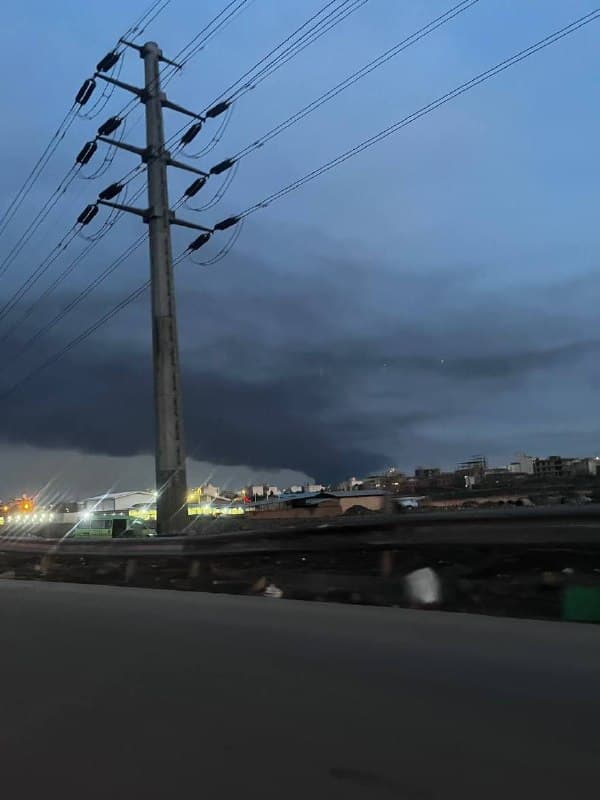 #مشهد 
عکسهای دریافتی از ستون دود 'سمت فرودگاه مشهد پس از انفجارهای ساعت ۹:۵۰ صبح'
پنجشنبه ۱۳ فروردین

📡 @VahidOnline