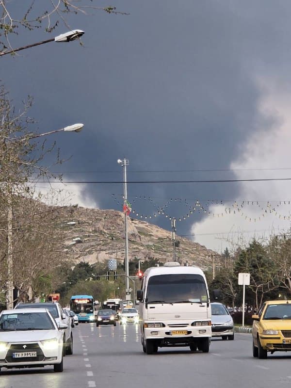 #مشهد 
عکسهای دریافتی از ستون دود 'سمت فرودگاه مشهد پس از انفجارهای ساعت ۹:۵۰ صبح'
پنجشنبه ۱۳ فروردین

📡 @VahidOnline