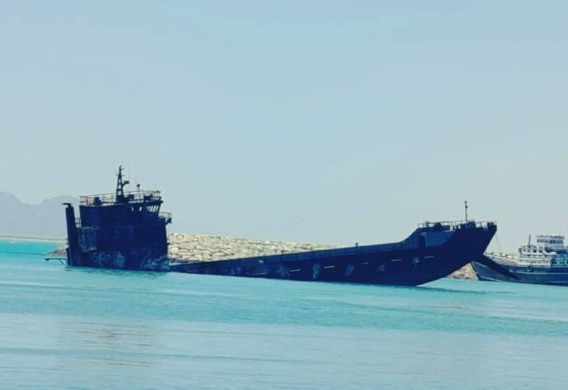 سلام مملکته 

۱۲ و ۱۴ فروردین ، دو بار به اسکله بندر چارک حملهی هوایی شد 

اسکلهی چارک یه اسکله تجاریه که عمده ترددش انتقال مسافر و حمل مواد غذایی و تجهیزات ساختمانی به جزیره کیشه 

۱۲ فروردین 
۷ فروند شناور لندینگکرافت که مختص حمل خودرو و مسافره مورد حمله هوایی قرار گرفتن 


شناورهای گوهر دريا٢- نوا - نگين كيش- توحيد قشم- مرجان قشم - آريان٩ - محمديه، مورد اصابت قرار گرفتن 

۱۴ فروردین 
حدود ساعت ۳ صبح 

سالن مسافربری و ۳ شناور « بهار » ، « توحید » و «نگین کاسپین» کاملا تخریب شدن


( تصویر مربوط به لندینگ کرافت آریان ۹ که در حوضچه کاملا سوخته و نیمه مغروق شده)

@mamlekate