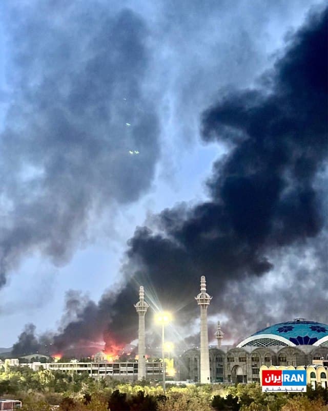 برخاستن دود سیاهرنگ ناشی از چند انفجار در حوالی مصلای تهران در جریان حملات روزهای گذشته
🏁 🇬🇧 IranintlTV

🤖 @VahidOOnLine