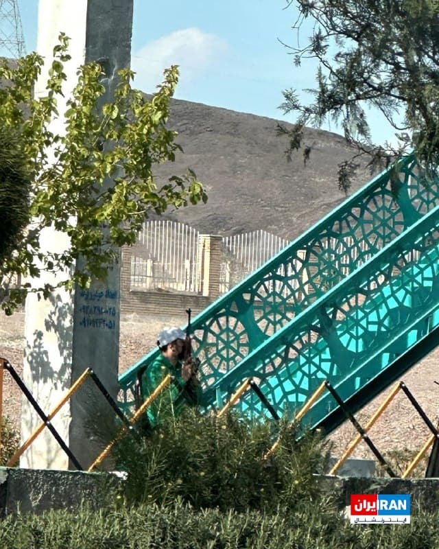 کمین یک نیروی مسلح با صورت پوشیده پایین پل عابر در استان تهران
🏁 🇬🇧 IranintlTV

🤖 @VahidOOnLine