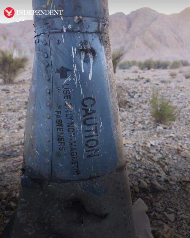 ⭕️تصاویری از بقایای جنگدهای که جمهوری اسلامی مدعی ساقط کردن آن است

♦️خبرگزاری تسنیم، وابسته به سپاه با انتشار تصاویری مدعی انهدام جنگنده آمریکایی شده است . شبکه سیانان آمریکا میگوید برخلاف ادعاهای اولیه مقامهای ایرانی، تصاویر منتشر شده مربوط به یک جنگنده اف۱۵ است و نه اف ۳۵. ارتش آمریکا هنوز هیچ واکنشی به این اخبار نشان نداده است.

همزمان حساب کاربری منتسب به سازمان اطلاعات سپاه جمهوری اسلامی، تصویری از صندلی یک خلبان پس از خروج اضطراری در زمان سقوط را در خاک ایران منتشر کرد.

خبرگزاری رویترز نیز روز جمعه ۱۴ فروردین گزارش داد یک مقام آمریکایی گفته است یک جنگنده ایالات متحده بر فراز ایران سرنگون شده و عملیات جستوجو و نجات برای یافتن بازماندگان احتمالی در جریان است. این مقام که نخواست نامش فاش شود، جزئیات بیشتری درباره نوع هواپیما یا چگونگی وقوع حادثه ارائه نکرد. پنتاگون و ستاد فرماندهی مرکزی آمریکا نیز تاکنون به درخواستها برای اظهارنظر پاسخ ندادهاند.
🇸🇦  Indypersian

🤖 @VahidOOnLine