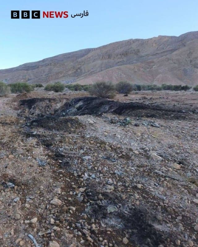 🔻بخش راستیآزمایی بیبیسی با یک کارشناس گفتوگو کرده که تأیید میکند بقایای موجود از جنگنده در تصاویری که بهطور گسترده در شبکههای اجتماعی در حال انتشار است، مربوط به یک جنگنده «اف-۱۵یی استرایک ایگل» آمریکایی است.

به گفته جاستین برانک، پژوهشگر ارشد در نیروی هوایی و فناوری در تیم علوم نظامی در اندیشکده مؤسسه رسی، قطعات نشاندادهشده شامل نوک بال و بخشی از سکان عمودی یک هواپیما از اسکادران ۴۹۴ نیروی هوایی آمریکا است که در پایگاه هوایی لیکنهیث در بریتانیا مستقر است.

جستوجوی معکوس تصاویر نشان میدهد که این تصاویر تازه از امروز در شبکههای اجتماعی منتشر شدهاند.

ما نمیتوانیم تأیید کنیم این تصاویر دقیقاً در کجا گرفته شدهاند، زیرا نماها نزدیک هستند و نشانه مشخصی برای تعیین موقعیت جغرافیایی وجود ندارد؛ اما بررسیها نشان میدهد هیچ نشانهای از دستکاری یا استفاده از هوش مصنوعی در آنها دیده نمیشود.

📷 State media

bbc.in
🇬🇧 BBCPersian

🤖 @VahidHeadline
