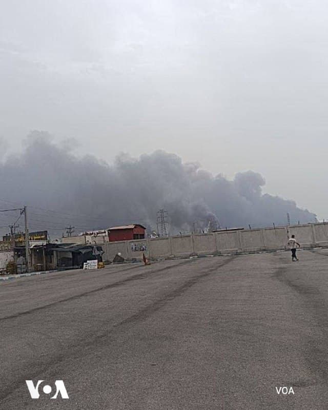 بر اساس گزارشهای محلی و شاهدان عینی و نیز خبرگزاریهای داخلی ایران، منطقه ویژه اقتصادی ماهشهر هدف موجی از حملات قرار گرفته و چندین مجتمع پتروشیمی مورد حمله قرار گرفته است.

همزمان به گزارش ایسنا و بر اساس مصوبه «کمیته فرماندهی شرایط اضطراری منطقه ویژه ماهشهر»، نیروهای کلیه واحدهای صنعتی فعال در منطقه به صورت کامل تخلیه شدهاند.

خبرگزاری تسنیم، وابسته به سپاه پاسداران، از هدف قرار گرفته شدن مجتمعهای پتروشیمی فجر ۱ و ۲، رجال، ابوعلی و امیرکبیر خبر داده، اما گزارشهایی از هدف قرار گرفته شدن مجتمعهای کارون، مارون و تختجمشید نیز منتشر شده است.
🇺🇸  FarsiVOA

🤖 @VahidHeadline