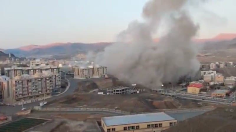 تصاویر و ویدیوهایی که به طور احتصاصی برای صدای آمریکا فرستاده شده نشان میدهد که دقایقی پیش مواضع نظامی جمهوری اسلامی، از جملە کلانتریهای «تکیە و چمن» و بهاران، در شهر سنندج هدف حمله قرار گرفتند.
🇺🇸 FarsiVOA
🤖 @VahidHeadline