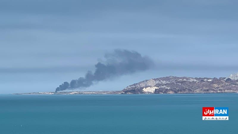 تصویر رسیده به ایراناینترنشنال، دود سیاه انفجاری مهیب را در جزیره هرمز در جریان حملات چهارشنبه ۲۰ اسفند نشان میدهد.
🏁 🇬🇧 IranintlTV
🤖 @VahidOOnLine
