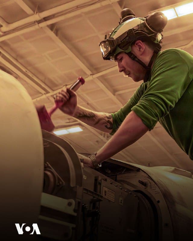 ⚡️سنتکام: خدمه تعمیر و نگهداری نیروی دریایی و تفنگداران دریایی ایالات متحده به صورت شبانهروزی روی کشتیها در دریا کار میکنند و نیروهای آمریکایی را قادر میسازند تا در طول عملیات «خشم حماسی» تسلط هوایی خود را در آسمان ایران را حفظ کنند.
🇺🇸 FarsiVOA
🤖 @VahidHeadline