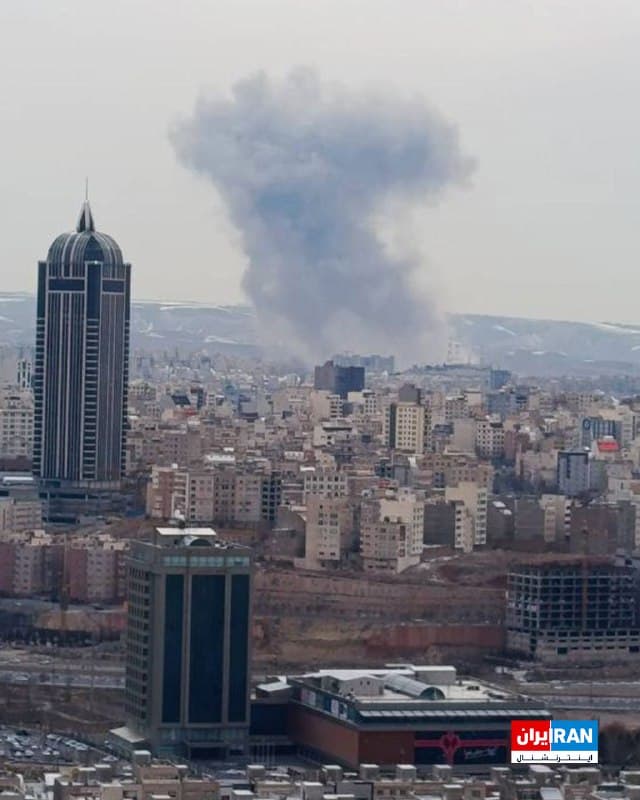 تصویر رسیده به ایراناینترنشنال از تبریز، ستون دود ناشی از انفجاری مهیب را در جریان حملات سهشنبه ۱۹ اسفند نشان میدهد.
🏁 🇬🇧 IranintlTV
🤖 @VahidOOnLine