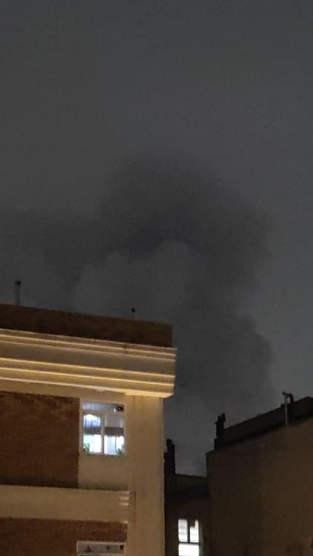 آپدیت: عکس از سمت ستارخان تهران
آپدیت: صداهای شنیده شده در ستارخان و آزادی و... در غرب تهران مربوط به انفجار حمله به پژوهشگاه فضایی در طرشت بودند و صداهای شمال شرق احتمالا جایی حوالی نوبنیاد
پیامهای دریافتی:
۹:۵۷ در منطقه ستارخان ۲تا صدای شدید اومد چند دقیقه بعد ۳تا دیگه صداها خیلی نزدیکه
حدود ۱۰ شب الان نیاوران صدای هواپیما و انفجار بلند شنیدیم
۲۱:۵۷ تهران گیشا
همین الان پشت هم صدای بیشتر از ۵ ۶ انفجار خیلی نزدیک
ستارخان شهرارا ساعت ۲۱:۵۸ خیلی بد دارن میزنن ۶ تا انفجار زیاد
ساعت 21:57 تهران اکباتان موج انفجار شدید. اولی شدید بود پنج تا دیگه هم پشتش زد
ساعت ۲۱:۵۷ لواسان صدای شدید جنگنده ها میاد. تعدادشون زیاده. احتمالا میرن سمت تهران
ساعت ۲۱:۵۶ حکیمیه تهران ۲ تا انفجار خیلی شدید کل خونه لرزید
ساعت ۲۱:۵۸
۷-۸ تایی نزدیک خیابان شادمان زنجان صدای انفجار اومد
ساعت ۲۱:۵۷ مرکز تهران سمت آزادی صدای مهیب چند انفجار
سلام غرب تهران صدای ۳ تا انفجار خیلی شدید اومد
صدای انفجار شدید
۴ بار شمال شرق تهران ساعت ۲۱:۵۵
۲۱:۵۸ تهران سمت دانشگاه امام حسین رو زدن
آریاشهر، ۵،۶ بار زد. ۲۱:۵۸
جمعه ساعت ۲۱:۵۸ لویزان
صدای ۳انفجار شدید با بمباران
21:57 غرب تهران سمت فرحزادی بدجور صدا اومد
ساعت ۹:۵۶ جمعه
سمت شهرک غرب، میدان صنعت چندین موج انفجار رو داشیم
مرکز تهران میدان ولیعصر صدای جنگنده میاد و صدای برخورد موشک (صدای برخورد دوره) 21:55
نوبونياد زدن
۹:۵۷ سمت مرکز تهران (حوالی میدون فردوسی) حدودا ۱۱-۱۲ تا صدای انفجار شنیدم که به نظرم انفجارهای بزرگی بودن ولی نه خیلی نزدیک به من.
۹:۵۷ دقیقه سمت خیابان لنگری نو بنیاد روشن شد صدای شدید
ساعت ۹:۵۸ شب تهران ستارخان نیایش صدا ها به نظر خیلی نزدیک بود چندین انفجار
الان ساعت ۲۱:۵۸ شریعتی پل صدر صدای سه انفجار نسبتا قوی شنیده شد
ساعت ۹:۵۸ یوسف آباد
بدجوری همه خونه و پنجره ها دو سه باز لرزید
ساعت ۲۱:۵۷ دولت سمت بلوار کاوه صدای ۲ انفجار خیلی مهیب
غرب تهران، ساعت ۲۱:۵۹، چند انقجار شدید. انگار پایین شماره ۲ بوده.
ساعت ٢١:۵۵ چندین انفجار شدید غرب تهران حدودا سمت آزادی
موج و لرزش تا شهرک اکباتان
۹:۵۷ اطراف بیمه ۵ تا زد احتمالا کلانتری یا اون نظامی های بعدش باشه
تهران ساعت ۲۱:۵۸ شهرک غرب دوتا صدای انفجار نسبتا نزدیکاومد
ساعت ۲۱:۵۸ سمت سعادت آباد سه تا انفجار شدید پشت سر هم اتفاق افتاد
تهران ساعت ۲۱:۵۸منطقه فاطمی شش هفتا انفجار شد انگار از سمت امیراباد بود صداشون
۲۱.۵۵
ما سعادت آبادیم و صدای انفجار خیلی شدیدی شنیده شد ، جوریکه شیشه ها لرزیدن و موجش پرده هارو مثل یه طوفان شدید تکون داد.
ساعت ۲۱:۵۸
تهران سمت منیریه صدای انفجار اومد
دور بود ولی باعث شد صدای نوحه ی طرفدارای نظام قطع شه
ساعت 9:57 صداهای جنگنده سمت لواسون شروع شد و خیلی نزدیک بود. همون لحظات از سعادت آباد تهران میگفتن صدای انفجار میاد.
از ساعت 10 صدای انفجار ها به لواسون هم میرسید.
صدای 5 انفجار متوالی به لواسون رسید و قبلش تهران صدای انفجار میومد
ساعت 22:01 تهران اکباتان
سه تا دیگه شدید از سمت غرب زدن موج انفجار خیلی شدید به ساختمون خورد
محلهی تهرانویلا به شدت لرزید و چندتا انفجار خیلی مهیب پشت هم بود
ساعتت ۲۲ چندین انفجار شدید در اسلامشهر
از ساعت 21:57 شهرک ولیعصر صدای انفجار میاد
نزدیکه تقریبا
صدای انفجار مهیب و نزدیک از مرکز تهران نزدیک میدان انقلاب شنیده میشه از ۵ دقیقه پیش تا ۱ دقیقه پیش یعنی ساعت ۲۲:۰۰ جمعه ۲۲ اسفند
احتمالا سازمان حج و زیارت و منیریه
ساعت ۹:۵۵ سه تا انفجار از محدوده ی حکیمیه شمال شرق به احتمال زیاد صنایع الکترونیک رو زدن
شایدم مجدد دانشگاه امام حسین
ساعت 10:01 جنت آباد صدا پهباد میاد از سمت غرب میرن به سمت مرکز
وحید انقدر نزدیک بود صدای سوت اشو میشنوم.
طرشت رو زد
وحید توی تهران ساعت ۲۲:۰۰ یک عالمه صدای جنگنده و انفجار سمت غرب اومد فکر کنم طرفای آزادی هستش
سلام، امشب ۲۲ اسفند ، ساعت 20:20 دقیقه، سمت غرب تهران، صدای جنگنده تو ارتفاع خیلی پایین شنیدیم ، صدای ۴ انفجار پشت سر هم شنیدیم.
ساعت 22:00
صدای ۲ انفجار در غرب تهران شنیدیم
هروی هستم ۲۱:۵۷ محل انفجار رو نمیدونم از دیدن نور زیاد تو اتاق تاریکم متوجه انفجار شدم سه بار این اتفاق افتاد و بعد از نور هربار صدای خیلی مهیب هم شنیده شد
۰۹:۵۸ دقیقه نارمک صدای ۳ جنگنده پشت هم به فاصله ۲ ۳ ثانیه بدون صدای انفجار. غرب به شرق
۲۲:۰۰ اسلامشهر
۷-۸ تا صدای انفجار مهیب اومد، حتی دیگه صدای جنگنده هم قبلش نمیاد فقط صدای انفجاره
ساعت ۲۰ صدای سه انفجار شدید پیاپی از غرب تهران (تهرانسر) اومد.
ما اقدسیه ایم ، ۴ تا انفجار ساعت ۲۱.۵۹ داشتیم
وحید ساعت ۹:۵۵ حدود ۵ تا انفجار تو نیرو دریایی بندر دیر (استان بوشهر) زدن
📡 @VahidOnline