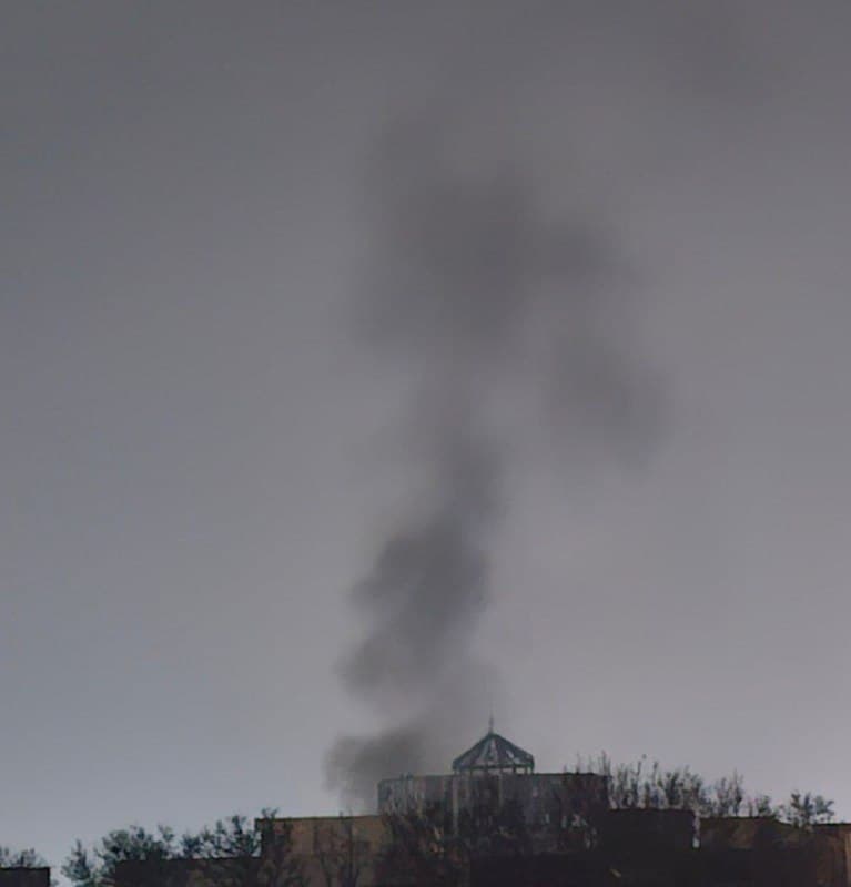 «حدود ساعت ۲۲ جمعه ۲۲ اسفند پزوهشگاه فضایی بلوار صالحی نبش شیخ فضل الله رو چهار پنج بار زدن. برق یه منطقه قطع شده. مربوط به پیام قبلی، کل خیابون پر کاغذه، هوا گرد و غباره و این برگه پشت بام ما بود.»
@mamlekate ایکس