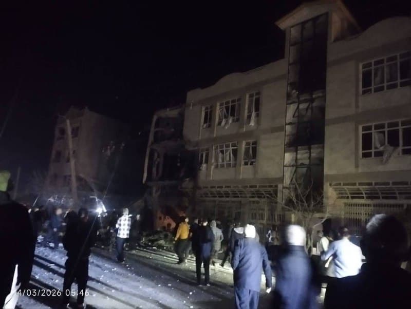 'حمله به یک منزل مسکونی در خیابان جهاد شهر #ایوان استان ایلام حدود ساعت ۵:۳۰'
شنبه ۲۳ اسفند چندین پیام با مضمون بالا داشتم. کسی که عکس رو فرستاده همراهش نوشته:
'خونه یکی از معاونین هوا فضا بوده ترروش کردند ولی در کل ۶ نفر کشته شدند. ... ساعت دو صبح رسیده خونهی پدرزنش و ساعت پنج و نیم این اتفاق افتاده. خودش زنش دو تا بچههاش پدرزنش و مادرزنش کشته شدند.'
Vahid
📡 @VahidOnline