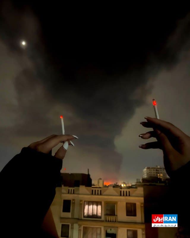 شهروندان تصویری از سیگار در دست خود را با پسزمینه دود ناشی از انفجار به ایراناینترنشنال ارسال کردهاند.
🏁 🇬🇧 IranintlTV
🤖 @VahidOOnLine