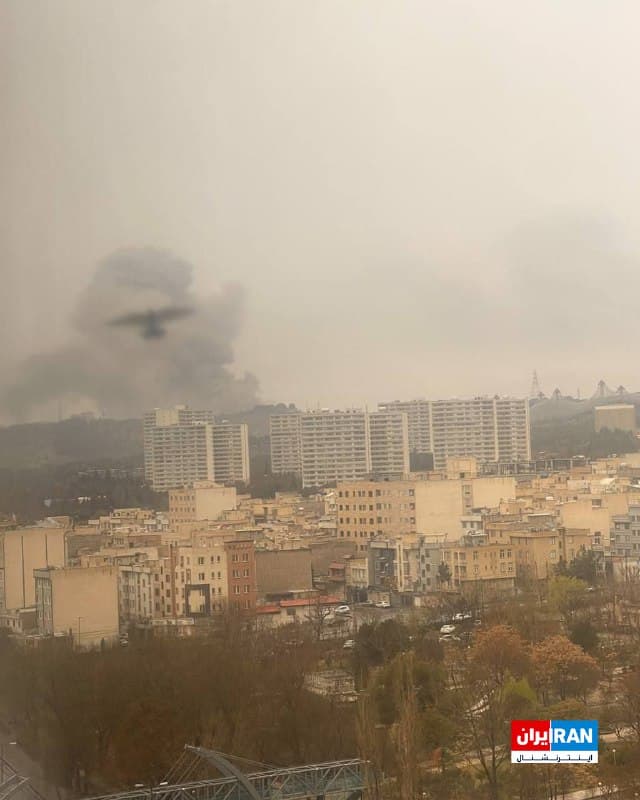 تصویر رسیده به ایراناینترنشنال ثبت سایه یک پرنده را بر دود ناشی از انفجار در حوالی شرق تهران در جمعه ۲۲ اسفند نشان میدهد.
🏁 🇬🇧 IranintlTV
🤖 @VahidOOnLine