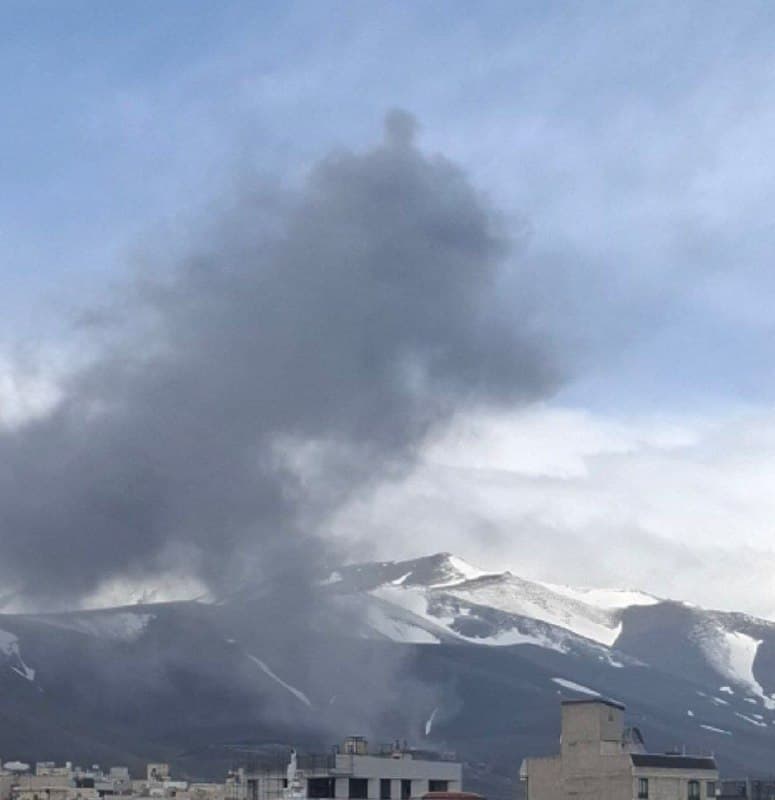 همدان یکشنبه ۲۴ اسفند
- سلام. همدان نزدیک ارم رو زدن ساعت ۱۰:۴۵ دقیقه میگن ساختمون سپاه بوده.
-- الو
۷ انفجار شدید سمت قاسم آباد همدان
- الو ساعت ۱۰:۴۰ دقیقه چند نقطه تو همدان رو زدن
یکیش پادگان کنار اسطبل مکارچی بود.
بقیه جاها میگن شهرک بهشتی و دادگستری رو زدن ۱۰:۴۶
@mamlekate