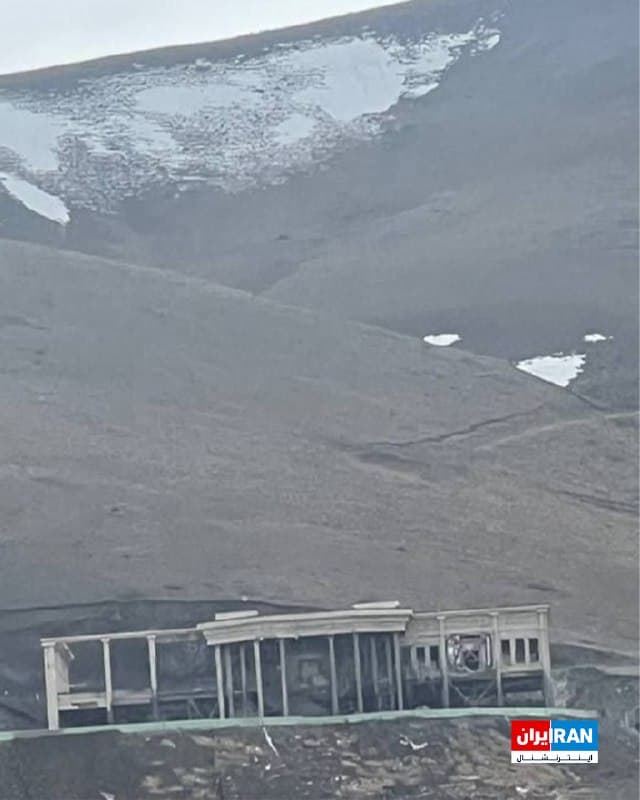 تصویر رسیده به ایراناینترنشنال، انهدام مقر نظامی سپاه را در ارتفاعات شهر همدان در حوالی استخر «شهدای غواص» نشان میدهد.
🏁 🇬🇧 IranintlTV
🤖 @VahidOOnLine