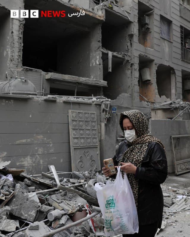 🔻تصاویر تازهای از تهران منتشر شده است که مردم را در حال جمعآوری آوار از خانههای آسیبدیده در پایتخت نشان میدهد.
پیش از این، اسرائیل اعلام کرده بود که حملات «گستردهای» را به اهدافی در غرب ایران انجام داده است، اما هنوز هیچ گزارشی در مورد خسارات احتمالی دریافت نکردهایم.
بنابر گزارشها، صبح یکشنبه، در اصفهان، خمین، همدان، دزفول و غرب تهران صدای انفجار به گوش رسیده است.
📷 Getty/ Reuters
bbc.in
🇬🇧 BBCPersian
🤖 @VahidHeadline