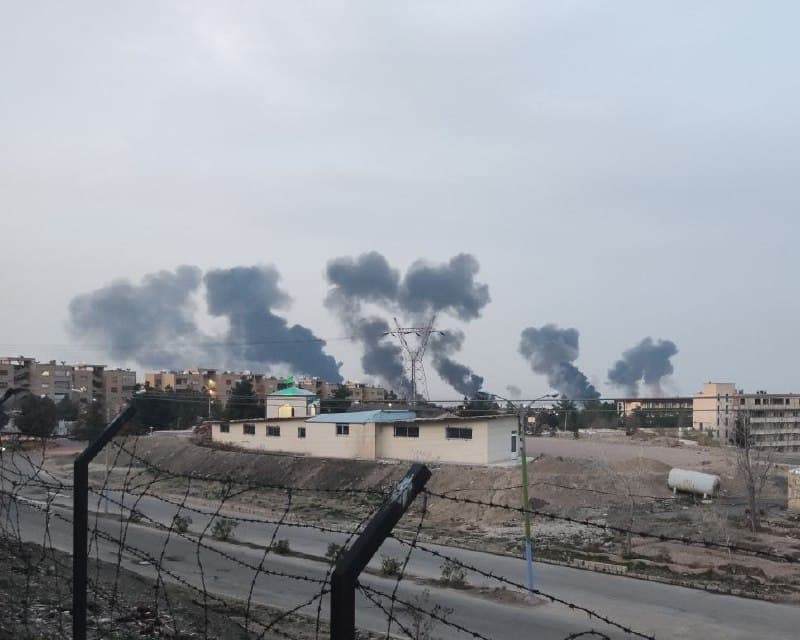 الو اصفهان ۲۳ اسفند ساعت ۱۸:۲۲ سمت هوانیروز با جنگنده زدن همراه با آتشسوزی بعدش (چند نفر از داخل پادگان ارتش گفتن هلیکوپترهارو زدن)
@mamlekate