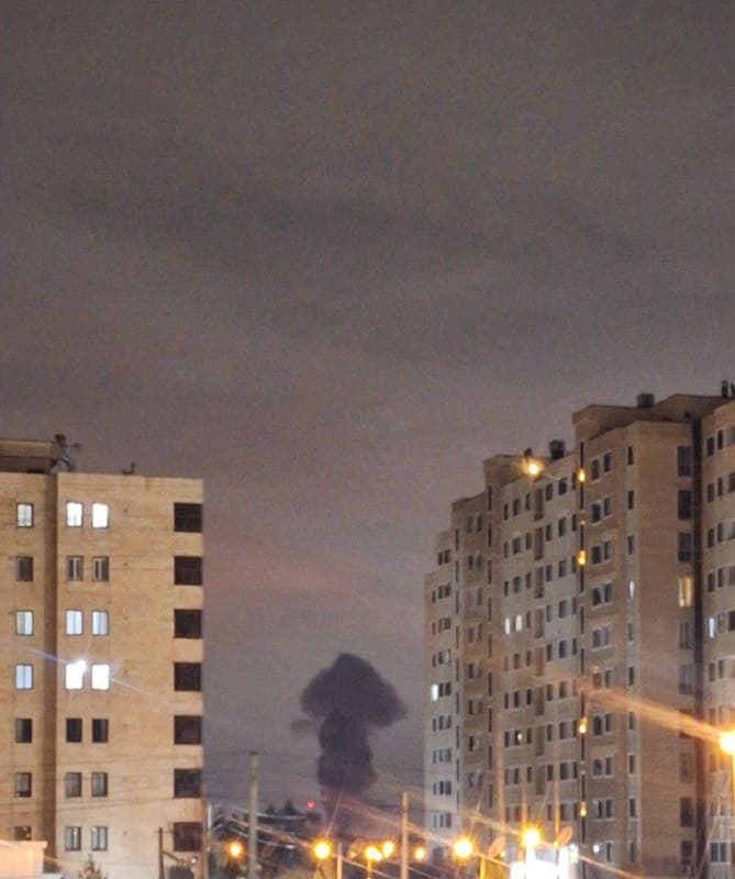 تصاویر دریافتی با شرح: 'منطقه ۲۲ #تهران سمت پژوهشگاه رو زدند. آسمون قشنگ روشن شد.'
بامداد دوشنبه ۲۵ اسفند نمیدونم چه ساعتی.
Vahid
📡 @VahidOnline