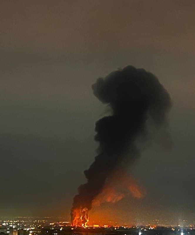 'مهرآباد #تهران'
عکس دریافتی با شرح بالا، بامداد دوشنبه ۲۵ اسفند
Vahid
پیامی هم داشتم که:
ما تصور میکنیم این انفجار از خود فرودگاه مهرآباد نیست، دقیقا روبروی بلوک A1 اکباتان در جاده مخصوص دود بلند میشه.
نمیدونم اونجا چی هست، شدت پاشیدن آتش به هوا و خود انفجار در لحظات اول خیلی زیاد بود.
📡 @VahidOnline