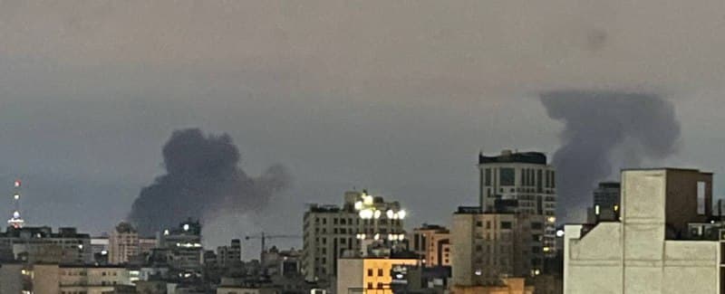 ساعت ۲:۵۰ تهران، دوشنبه ۲۵ اسفند
صدای چند انفجار شدید بعد از شنیدن صدای جنگنده.
دود غلیظ سمت جنوب و غرب تهران.
بدجور دارن میزنن.
عکس ساعت ۲:۵۴
@mamlekate