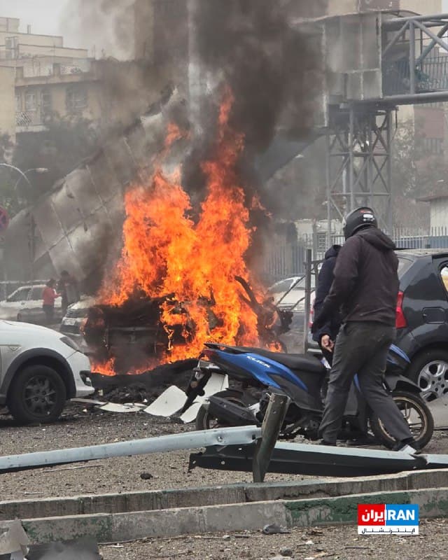 تصویر رسیده به ایراناینترنشنال، آتشسوزی ناشی از انفجار یک خودرو را در اتوبان باقری تهران در پی حمله هوایی هدفمند نشان میدهد.
🏁 🇬🇧 IranintlTV
🤖 @VahidOOnLine