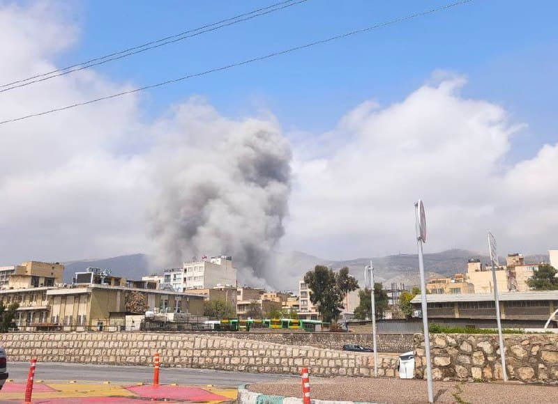 - دوشنبه حدود ساعت ۱۳
ستاد فرماندهی نیروی انتظامی شیراز تو خیابون سمیه رو زدند
- یک انفجار ۱۲:۵۲ خرم آباد
احتمالا سمت امام علی و اینا
ولی نزدیک بودش
احتمالأ در پادگان بابا عباس
- ۱۳.۴۵صدای دو تا انفجار اومد تو تبریز. دومی خیلی بلندتر بود.
مرتب صدای جنگنده میاد بالای سرمون
@mamlekate