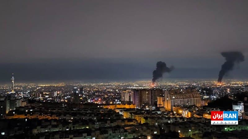 تصویر رسیده به ایراناینترنشنال، دود ناشی از انفجارهای مهیب غرب تهران را در بامداد دوشنبه ۲۵ اسفند نشان میدهد.
بر اساس گزارشها، یخش بزرگی از ناوگان ترابری سپاه پاسداران و همچنین هواپیمای اختصاصی تشریفات سران جمهوری اسلامی بهطور کامل منهدم شده است.
🏁 🇬🇧 IranintlTV
🤖 @VahidOOnLine