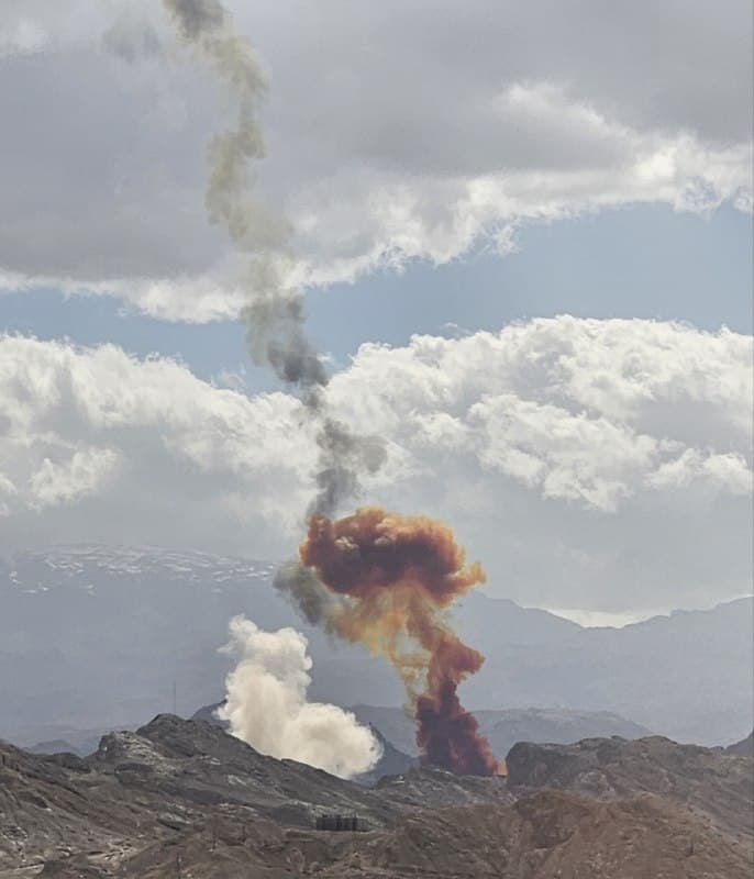 #یزد حدود ۱۴:۲۰'
تصاویر دریافتی از دودهای قرمز و نارنجی
شهروندی که عکس با شرح 'لحظه شلیک موشک از پایگاه موشکی سپاه در کوههای پشت پارک کوهستان' فرستاده نوشته: تقریبا هر روز از این جا موشک شلیک میشه و تقریبا هر روز به این مکان حمله میشه.
جمعه ۲۹ اسفند
Vahid
پیام ساعت ۱۷:۳۴
-اون موقع نزده بودند. خود موشک شلیک شده برگشته بود خورده بود زمین
الان حدود ۵ الی ۷ بار به پشت پارک کوهستان موشک زدند
-اولین موشک بلند شد و رفت
دومین فکر کنم همون جا منفجر شد و دود قرمز عجیبی کرد
📡 @VahidOnline